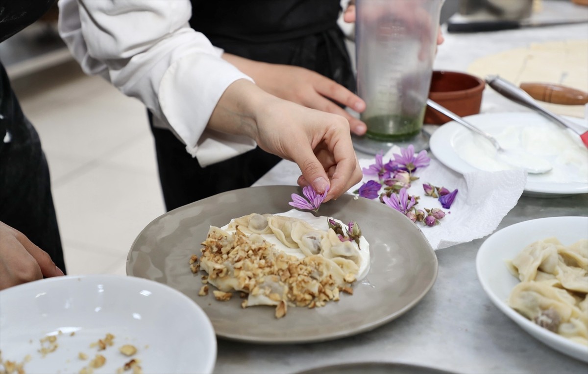 Sinop'ta yarışan geleceğin şef adayı üniversite öğrencileri, tescilli mantıyı farklı sunumlarla...