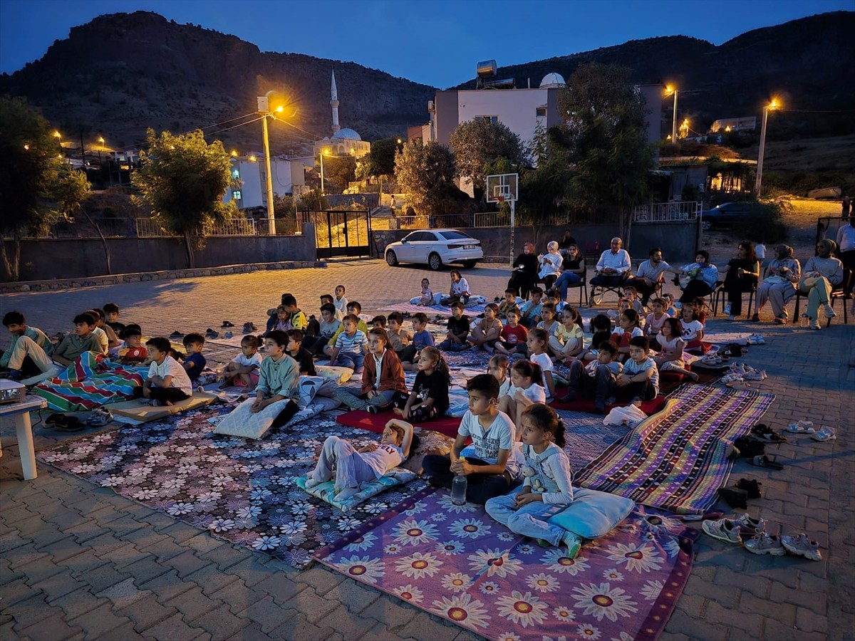 Şırnak'ın Güçlükonak ilçesinde ilkokul ve ortaokul öğrencisi 95 çocuk, açık hava sinema...