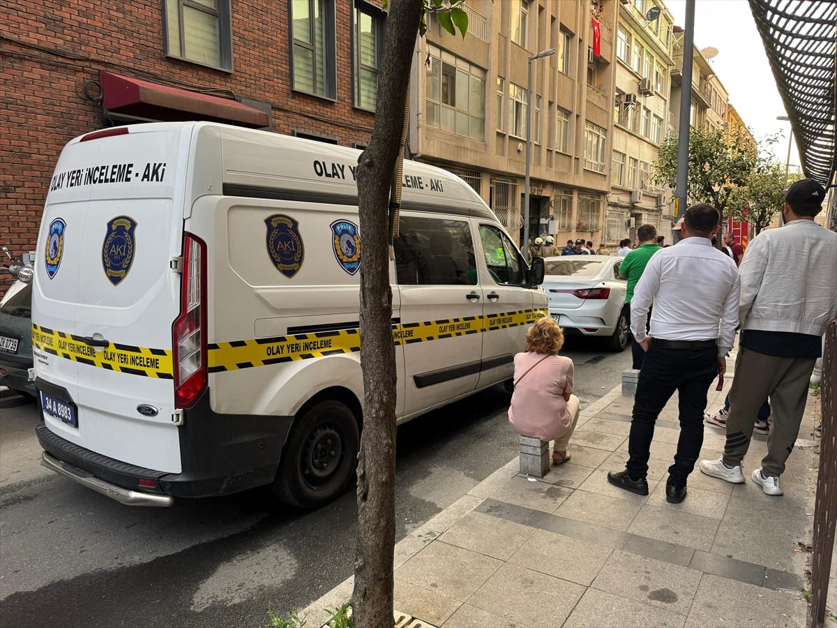 Şişli'de 5 katlı binada çıkan yangında 80 yaşındaki kadın hayatını kaybetti. Yangın, itfaiye...