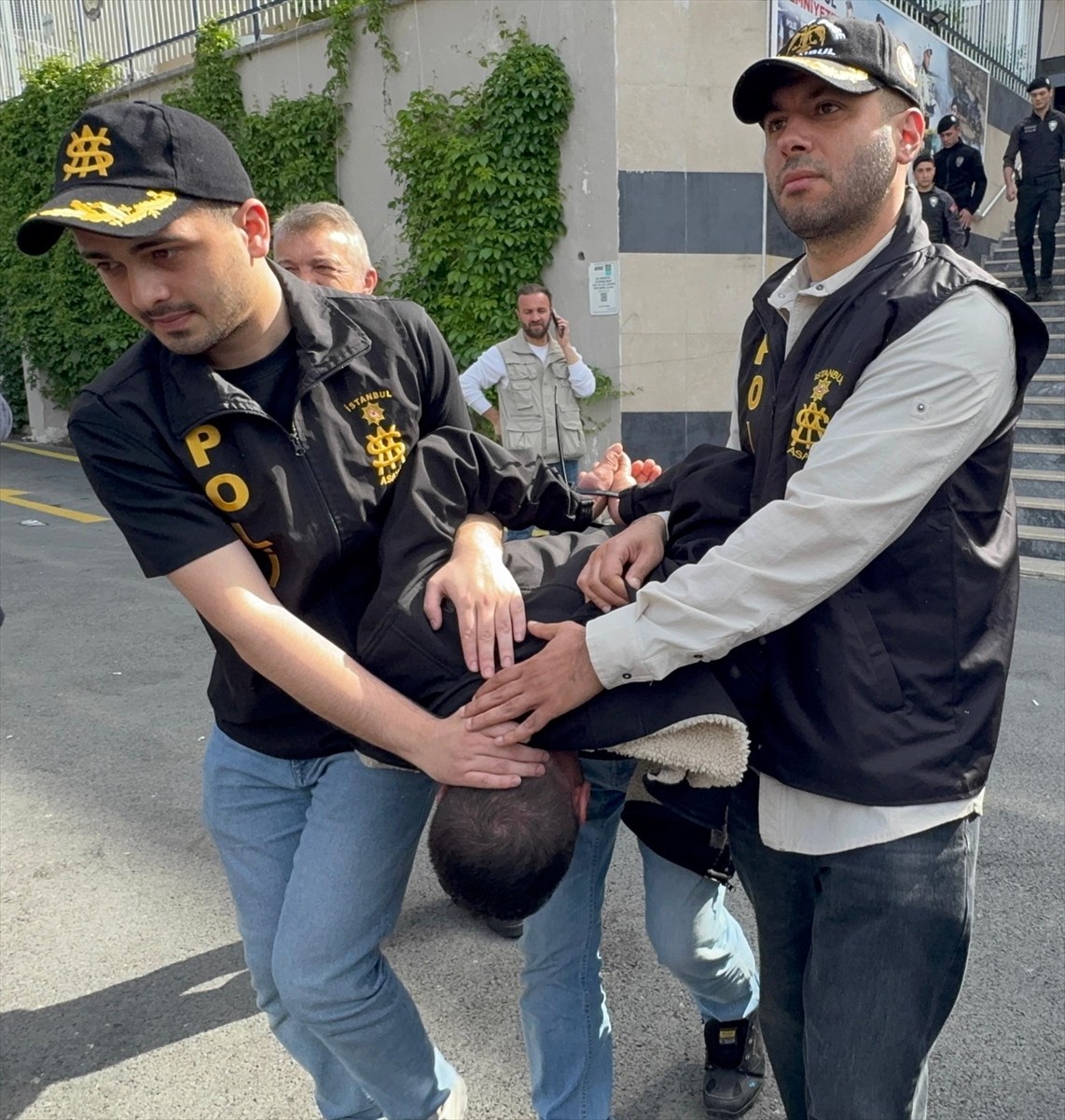 Şişli'de bir kadının, eski eşi ve bir arkadaşı tarafından zorla araca bindirilmek istendiği sırada...