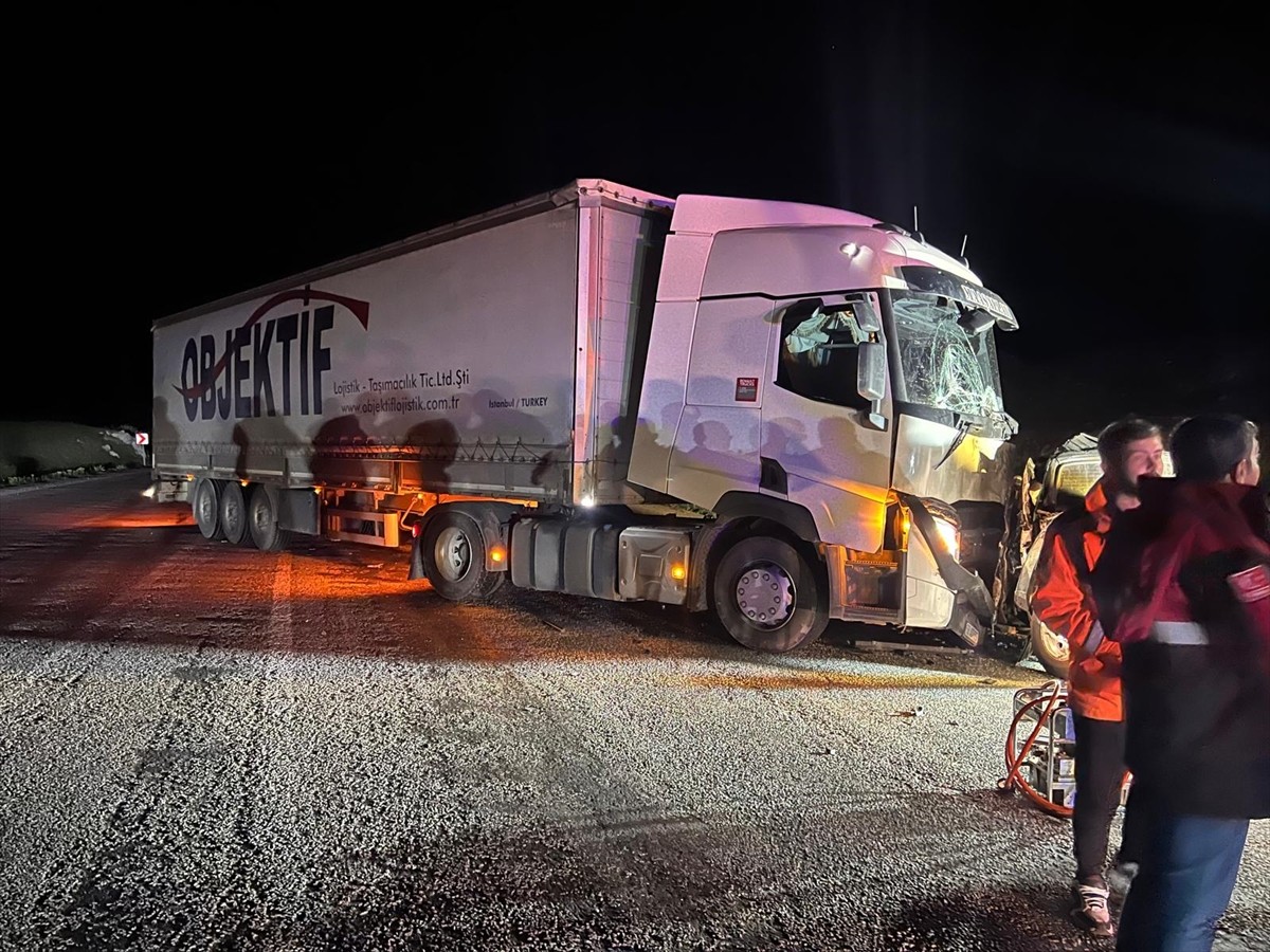 Sivas'ın İmranlı ilçesinde tır ile pikabın çarpıştığı kazada 1 kişi hayatını...