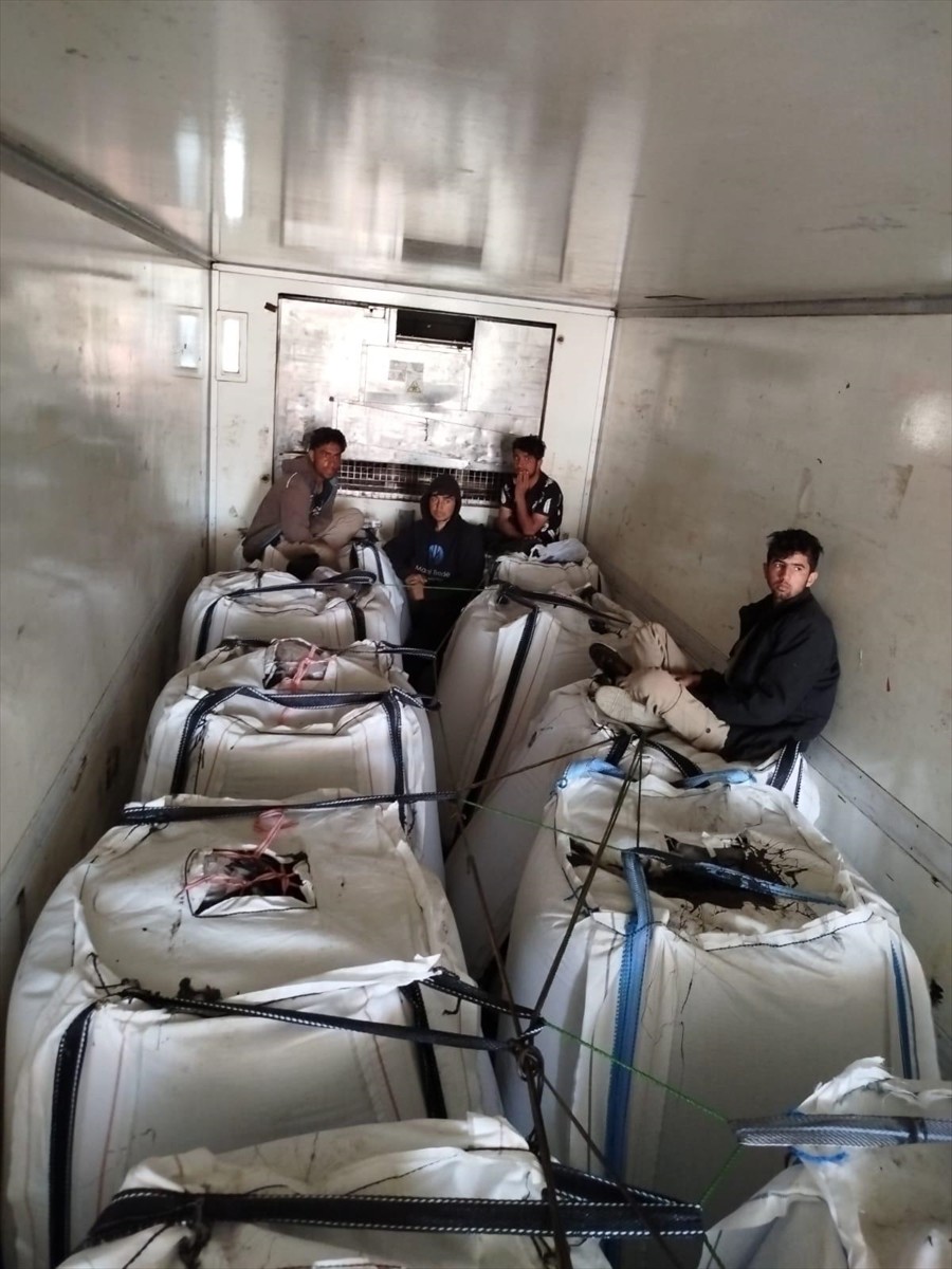 Sivas'ın Suşehri ilçesinde bir tırda asfalt çuvalları arasına gizlenen 7 düzensiz göçmen...