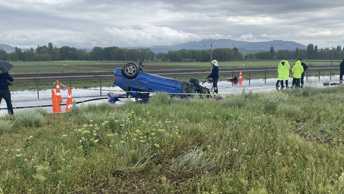 Sivas'ın Ulaş ilçesinde 2 otomobilin çarpışması sonucu aynı aileden 1 kişi hayatını kaybetti, 3'ü...