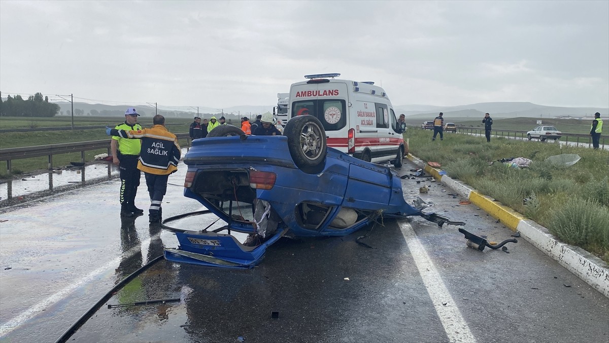 Sivas'ın Ulaş ilçesinde 2 otomobilin çarpışması sonucu aynı aileden 1 kişi hayatını kaybetti, 3'ü...