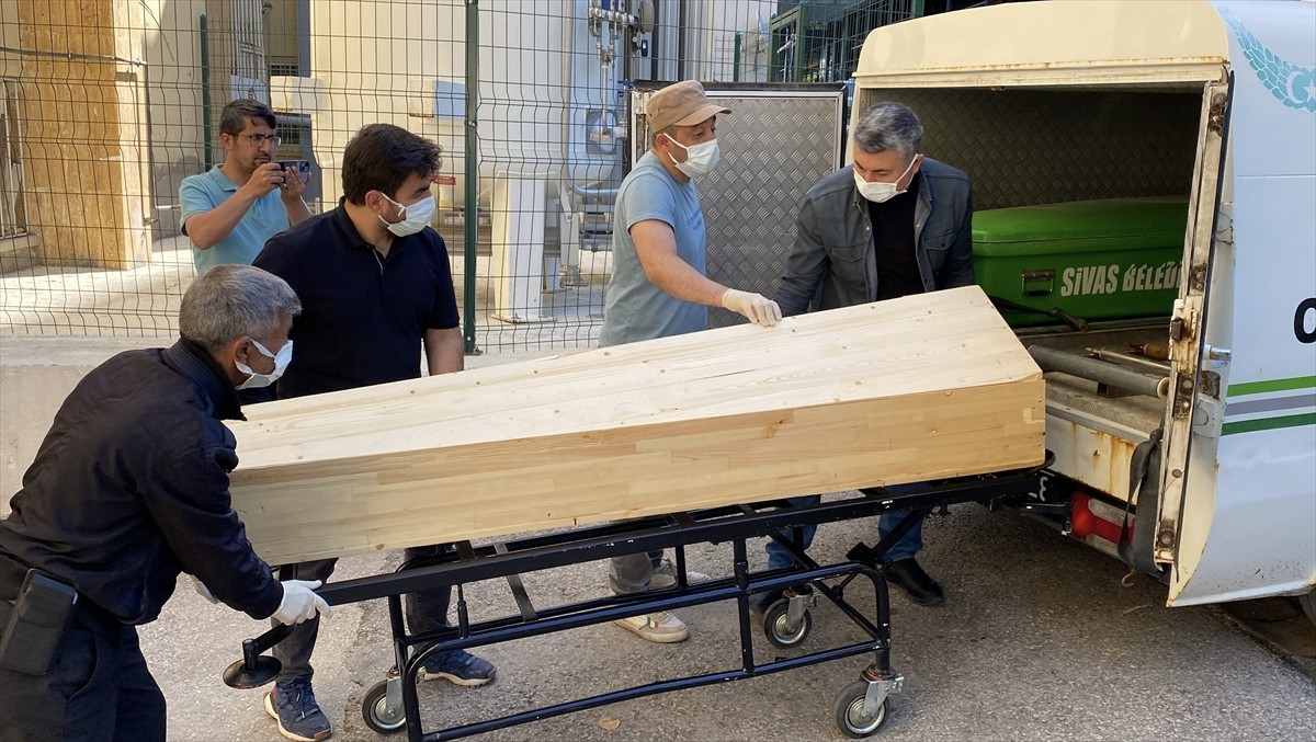 Sivas'ın Yıldızeli ilçesinde Kırım Kongo Kanamalı Ateşi (KKKA) hastalığı şüphesiyle tedavi gören...