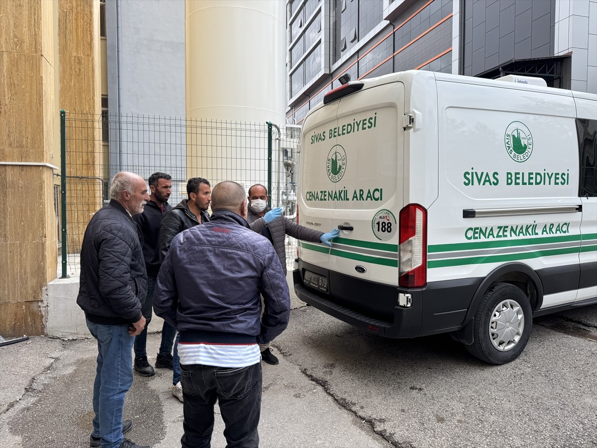 Sivas'ın Zara ilçesinde Kırım Kongo Kanamalı Ateşi (KKKA) hastalığı şüphesiyle tedavi gören kadın...