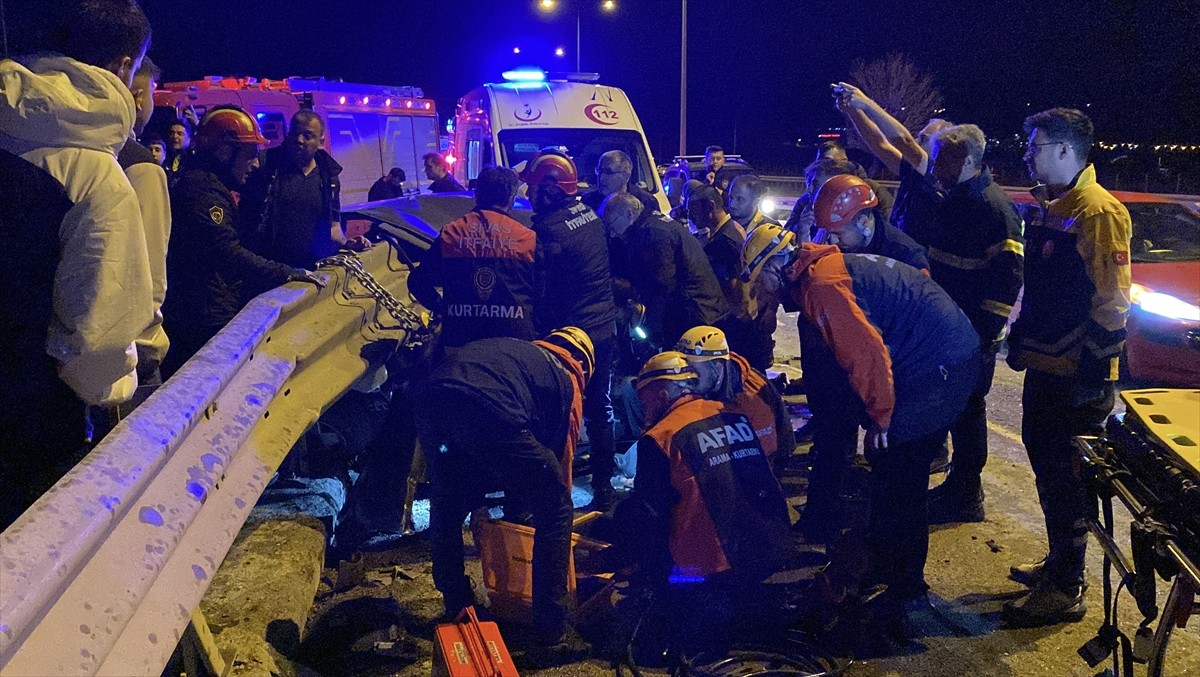 Sivas'ta otomobil köprü üzerindeki bariyere saplandı, hurdaya dönen araçta sıkışan sürücüyü AFAD...