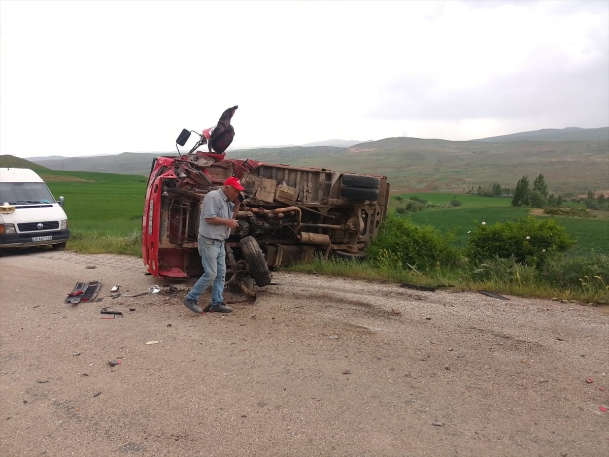 Sivas’ın Şarkışla ilçesinde meydana gelen trafik kazasında 2 kişi yaralandı. Çarpışmanın etkisiyle...