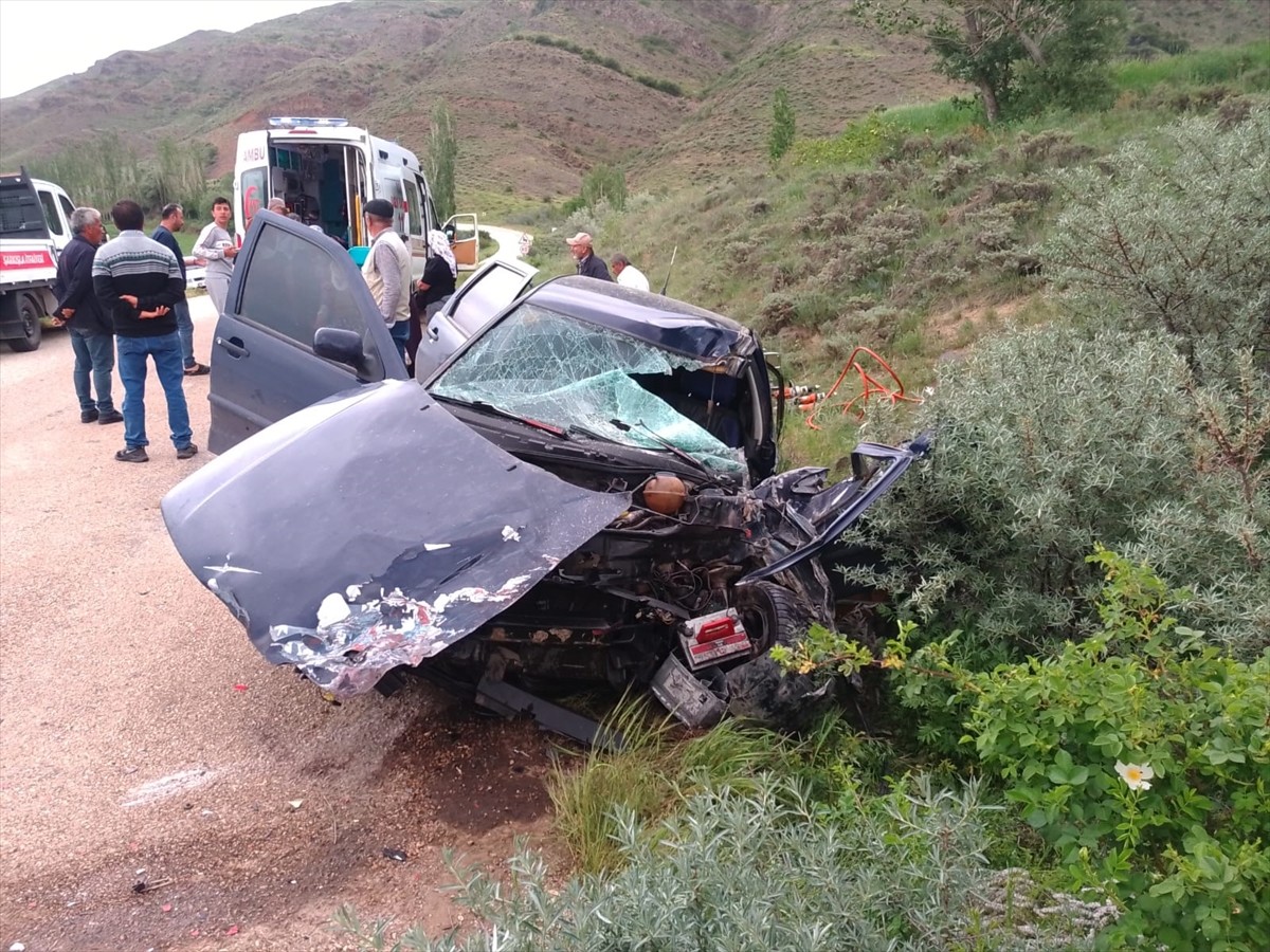 Sivas’ın Şarkışla ilçesinde meydana gelen trafik kazasında 2 kişi yaralandı. Çarpışmanın etkisiyle...