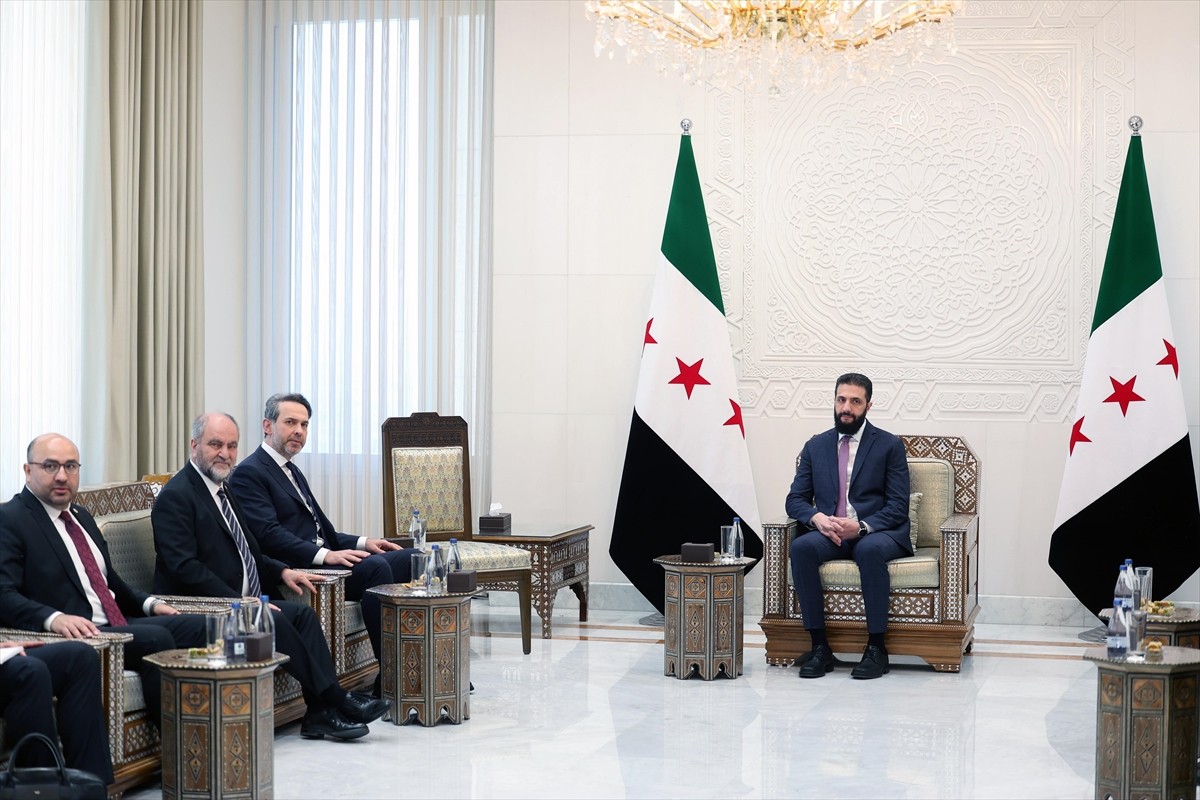 Suriye'de resmi temaslarda bulunan Enerji ve Tabii Kaynaklar Bakanı Alparslan Bayraktar (sol 3)...