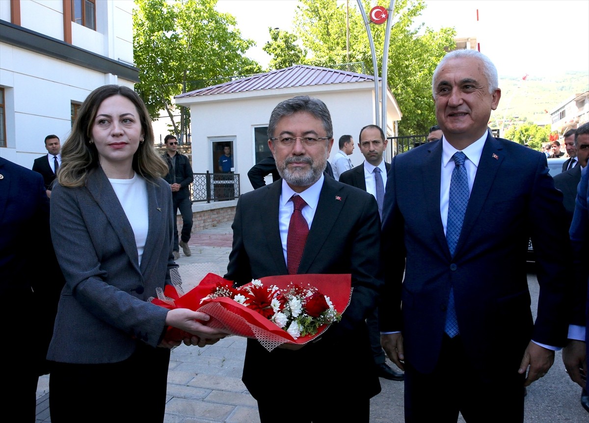 Tarım ve Orman Bakanı İbrahim Yumaklı, çeşitli programlara katılmak üzere Muş'a geldi. Bakan...