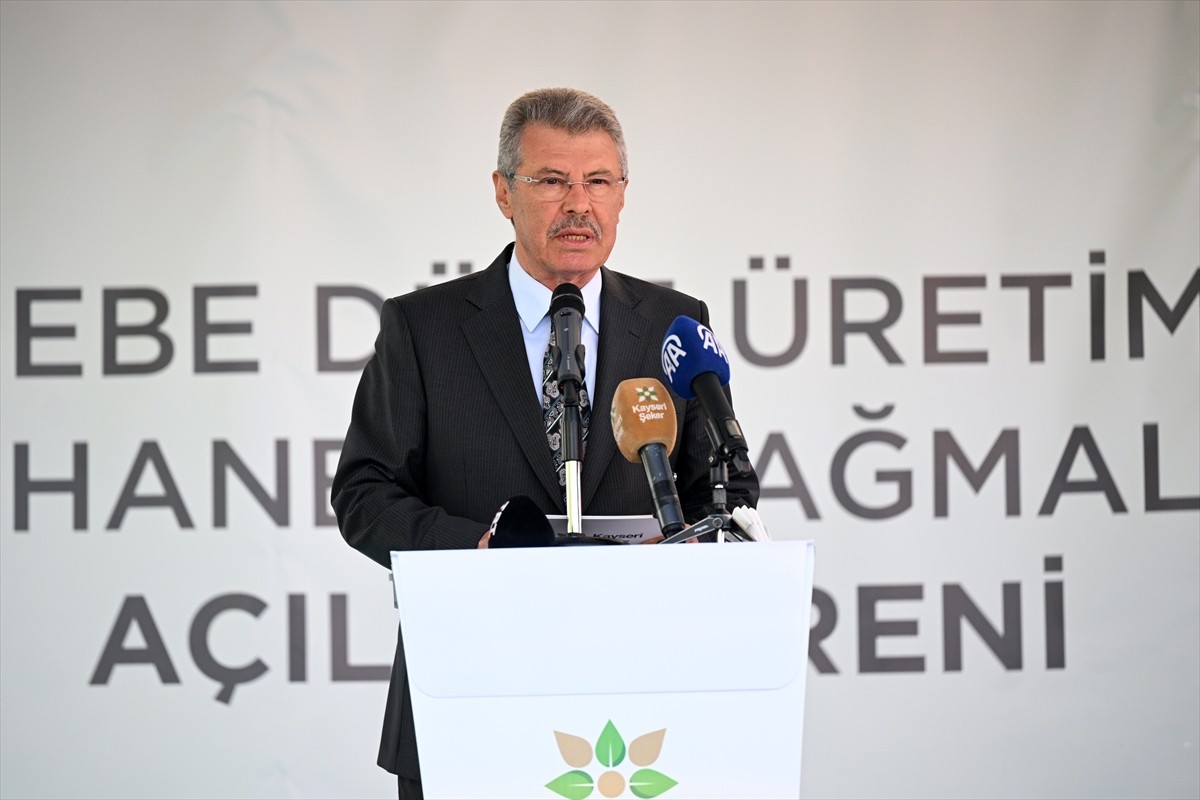 Tarım ve Orman Bakanı İbrahim Yumaklı (ortada), Kayseri Şeker Pandoğa Gebe Düve Üretim Tesisleri...