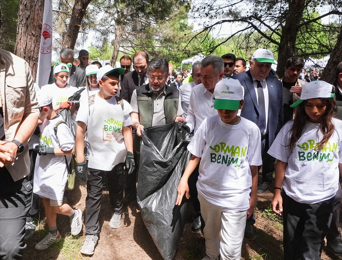 Tarım ve Orman Bakanı İbrahim Yumaklı (sağ 3), orman yangınlarının önlenmesi ve farkındalığın...