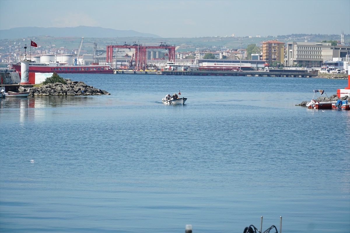 Tekirdağ'da bir haftadır etkili olan poyraz nedeniyle avlanamayan balıkçılar, rüzgarın...