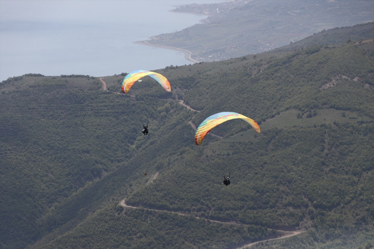 Tekirdağ'da bulunan Uçmakdere, hafta sonu gökyüzüyle buluşmak isteyen yamaç paraşütü tutkunlarını...