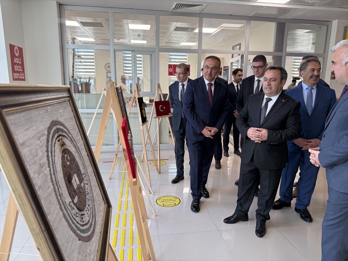 Tekirdağ'da el sanatları, kıyafet dikimi ve resim eğitimi alan hükümlülerin hazırladığı ürünler...