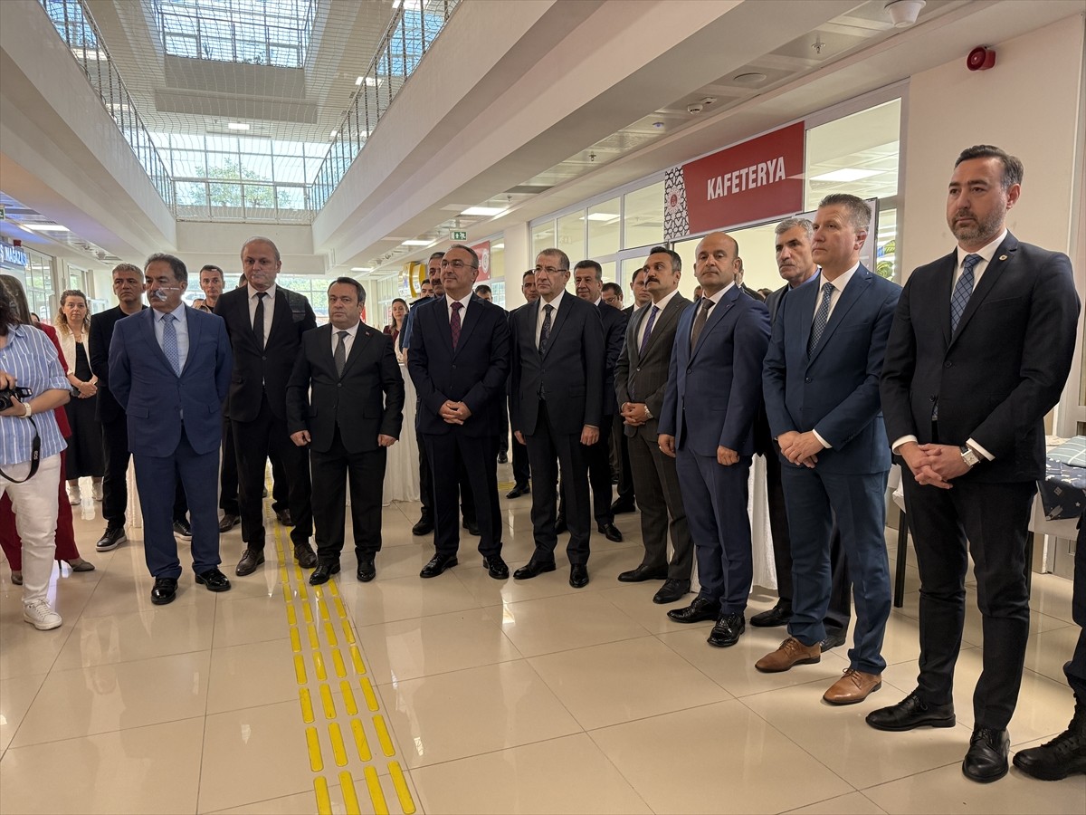 Tekirdağ'da el sanatları, kıyafet dikimi ve resim eğitimi alan hükümlülerin hazırladığı ürünler...