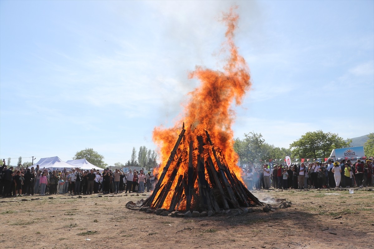 Tekirdağ'da Hıdırellez Şenliği düzenlendi. Tekirdağ Büyükşehir Belediyesi, Şarköy Belediyesi ile...