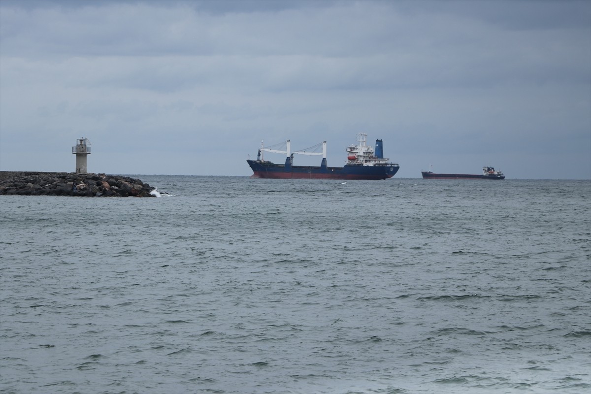Tekirdağ'da poyraz, deniz ulaşımını olumsuz etkiledi. Şiddetli rüzgar sebebiyle balıkçılar denize...