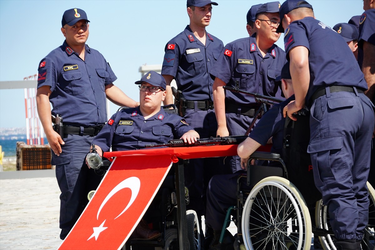  Tekirdağ'da temsili askerlik uygulaması kapsamında 33 engelli genç üniforma giyip yemin etti. İl...