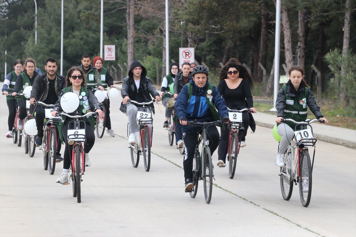 Tekirdağ'da üniversite öğrencileri ve Yeşilay gönüllüleri, bağımlılığa dikkati çekmek için...