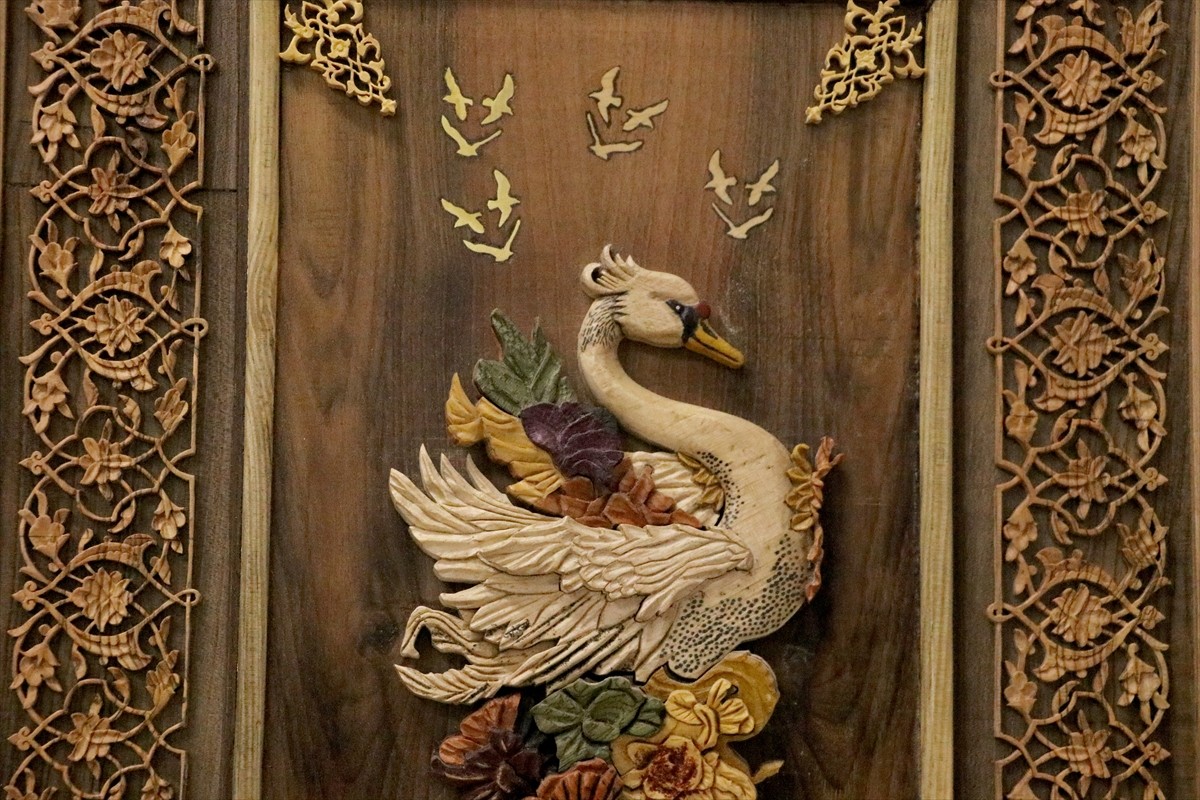 Tekirdağ'da yaşayan 61 yaşındaki Pertev Aslan, tarihi bir çerçeve deseninden yola çıkarak Türk...