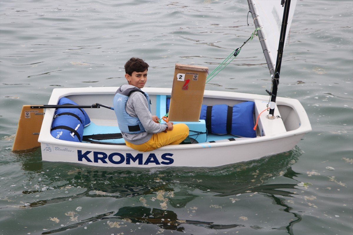 Tekirdağ'da yaşayan ve yelkende 2 Türkiye şampiyonluğu bulunan 12 yaşındaki milli sporcu Ahmet...