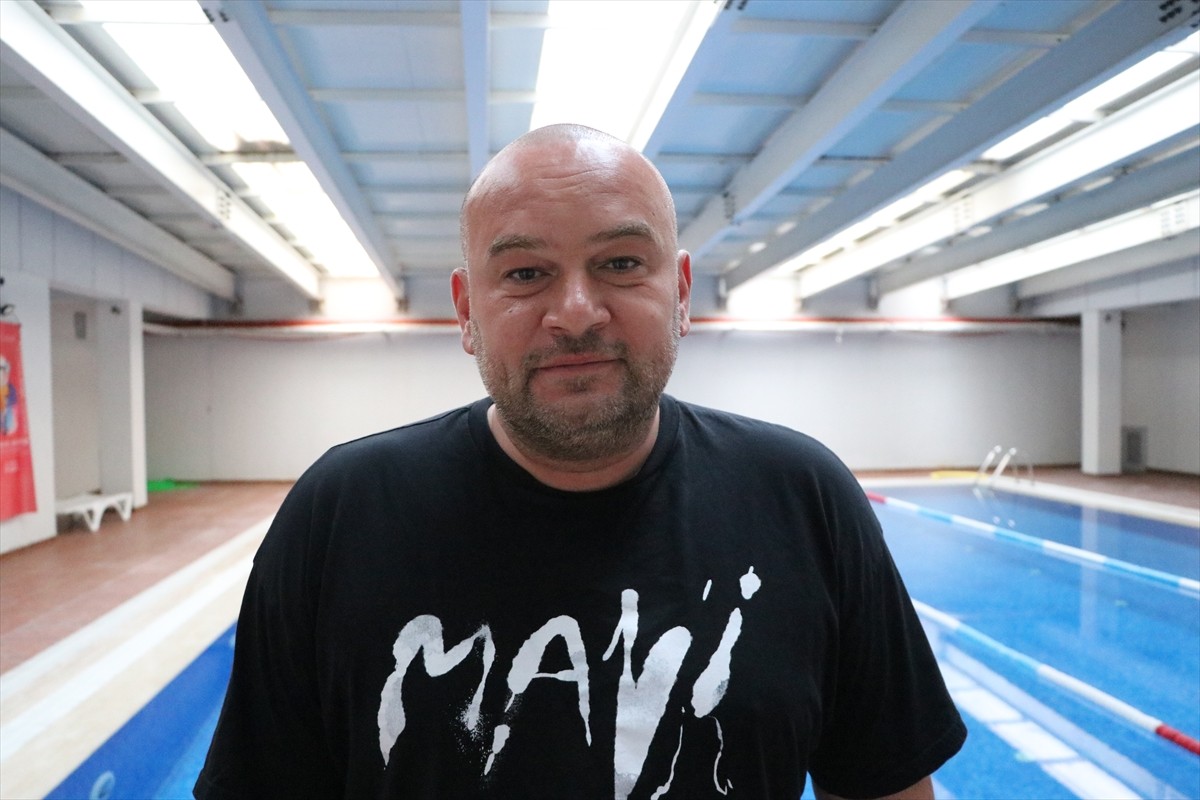 Tekirdağ'da yüzmeyle tanıştıktan sonra sosyalleşen down sendromlu 15 yaşındaki Yunus Emre Pınar...