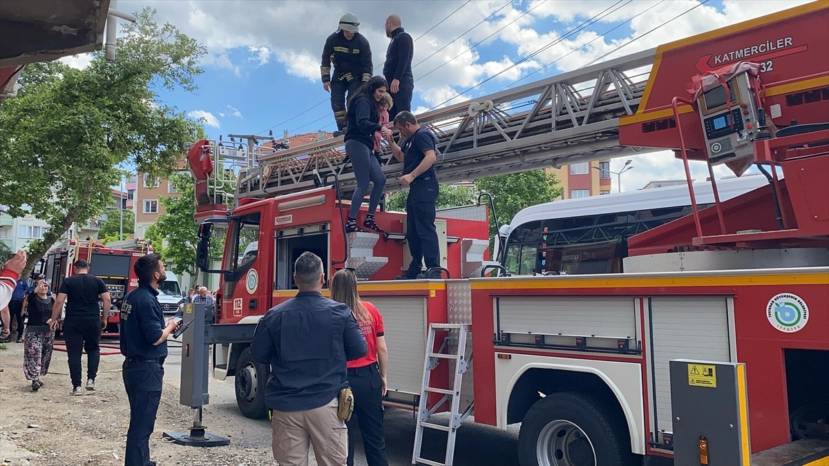Tekirdağ'ın Çorlu ilçesinde apartman dairesinde çıkan yangın söndürüldü. Ekipler tarafından...