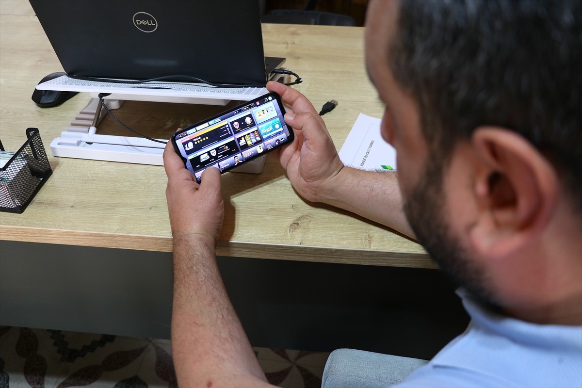 Teknoloji bağımlılığında çocuklar ebeveynlerini örnek alırken anne ve babaların dijital araç...