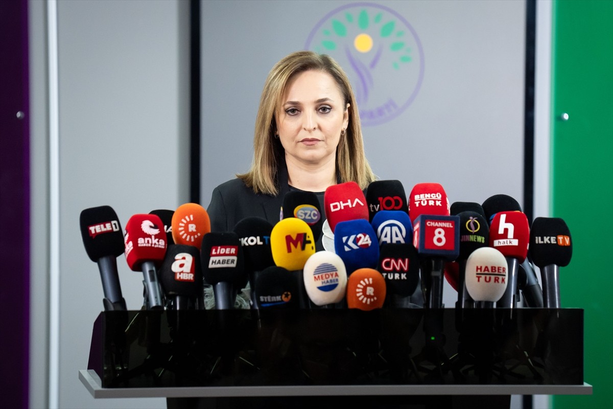 Terör örgütü PKK'nın fesih ve silah bırakma kararının ardından DEM Parti Sözcüsü Ayşegül Doğan...