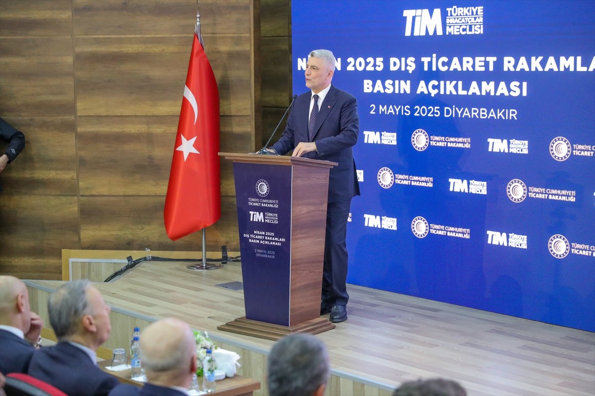 Ticaret Bakanı Ömer Bolat, Diyarbakır Valiliği'nde düzenlediği basın toplantısında, nisan ayı dış...