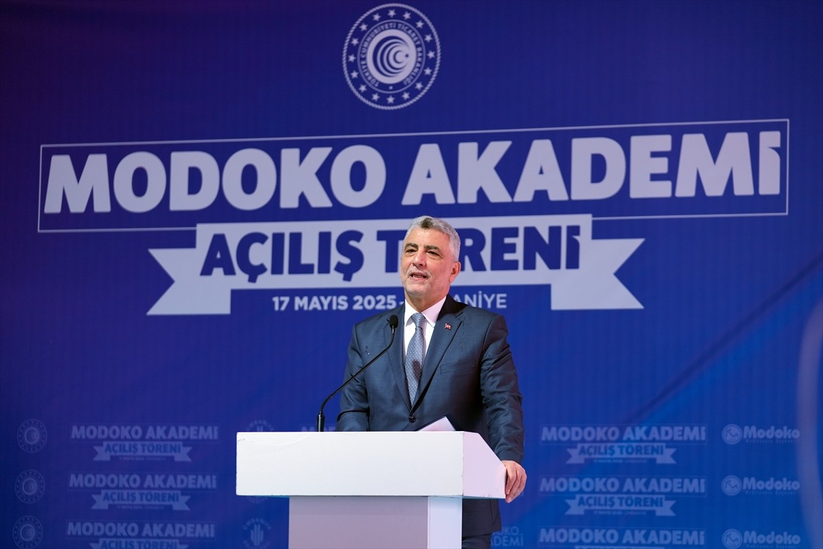 Ticaret Bakanı Ömer Bolat, Ümraniye'de bulunan Modoko Mobilyacılar Sitesi içerisinde kurulan...