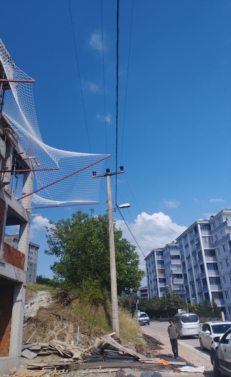  Tokat'ın Niksar ilçesinde elektrik akımına kapılan inşaat işçisi yaşamını yitirdi.