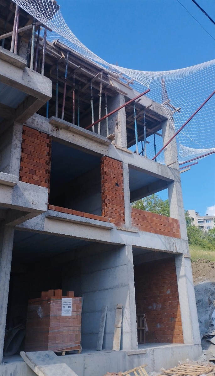  Tokat'ın Niksar ilçesinde elektrik akımına kapılan inşaat işçisi yaşamını yitirdi.