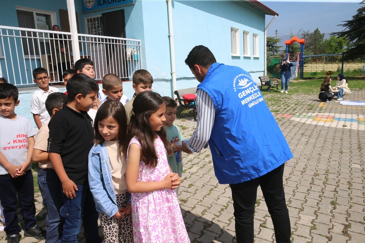 Tokat'ta, Tokat Gaziosmanpaşa Üniversitesi (TOGÜ) öğrencileri, Gençlik Merkezinin "Oyuncak...