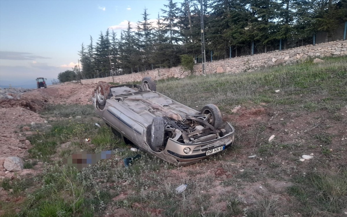Tokat'tın Zile ilçesinde, şarampole devrilen otomobildeki 2 kişi yaralandı.