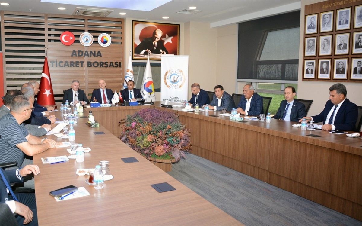 Toprak Mahsulleri Ofisi (TMO) Genel Müdürü Ahmet Güldal (solda), Adana Ticaret Borsasına (ATB)...