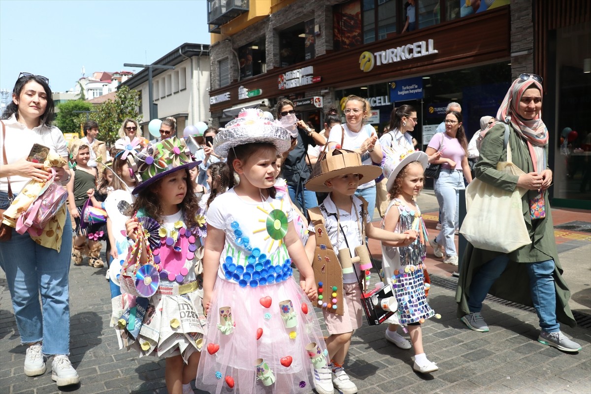 Trabzon'da, anaokulu öğrencilerine yönelik "Ellerim Küçük Hayallerim Büyük Çocuk Bienali Şenliği"...