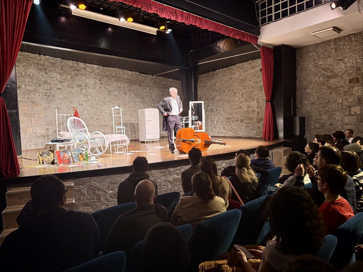 Trabzon'da düzenlenen "25. Uluslararası Karadeniz Tiyatro Festivali" kapsamında "Kontrabas" ve...