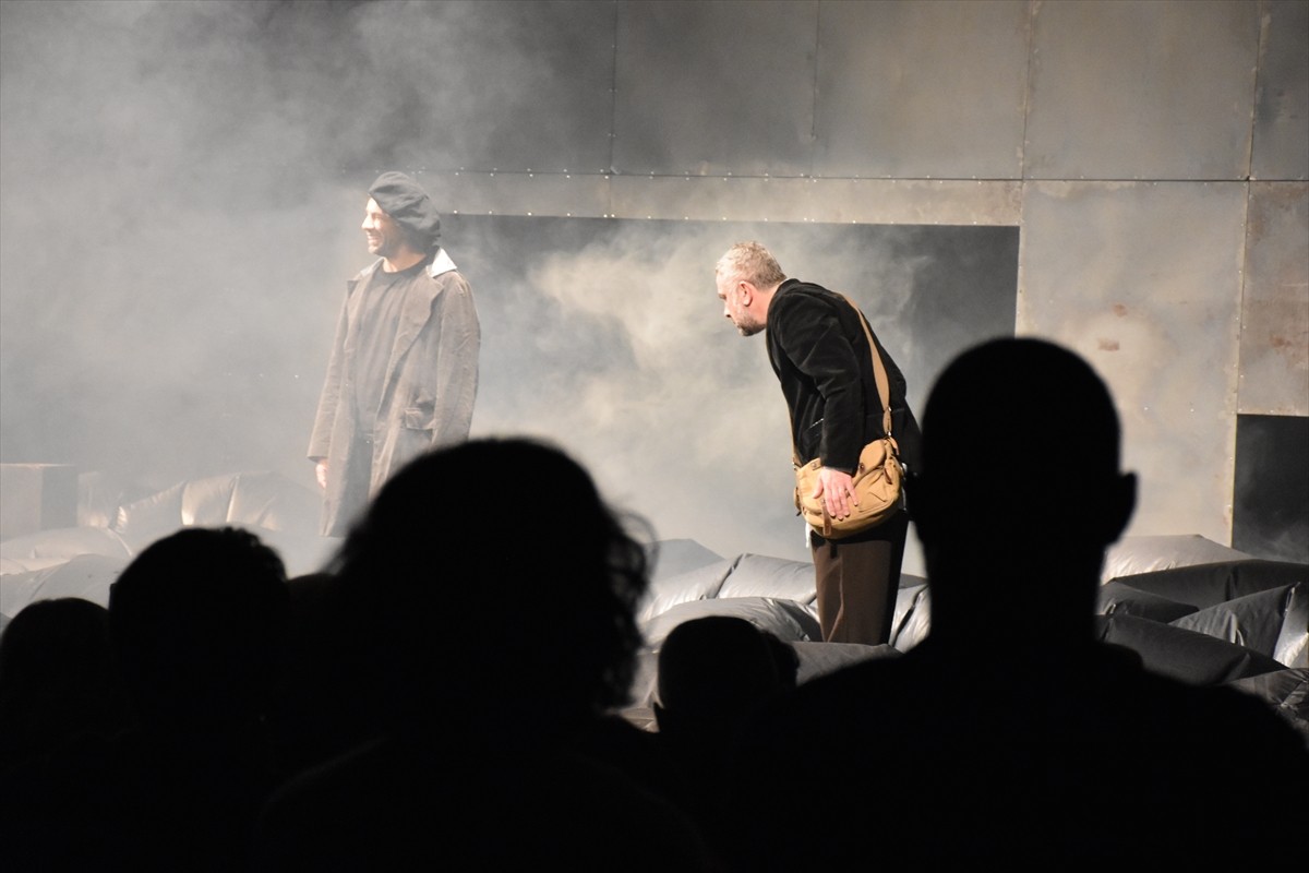 Trabzon'da düzenlenen "25. Uluslararası Karadeniz Tiyatro Festivali" kapsamında "Yaşam Döngüsü"...