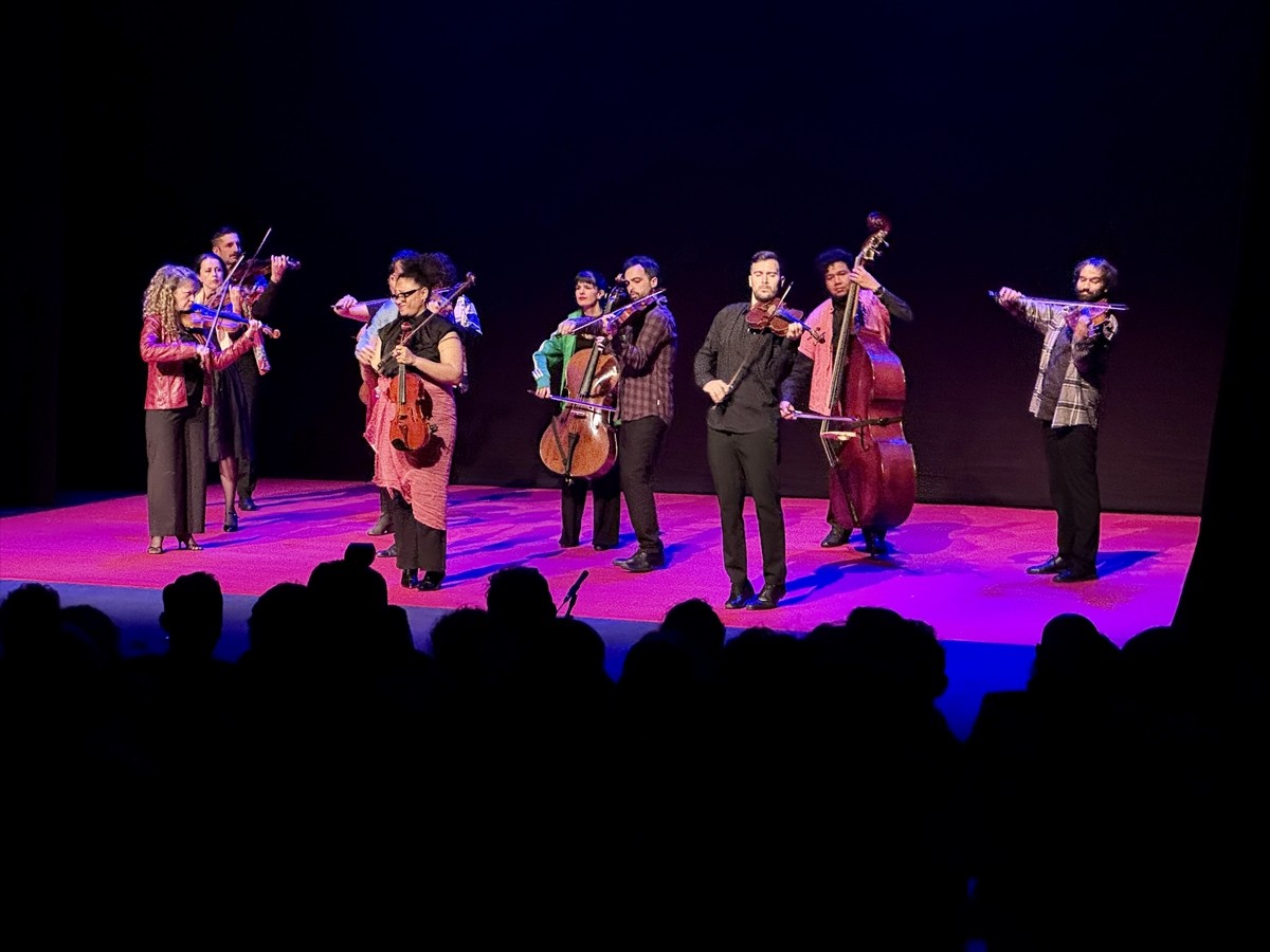 Trabzon'da, "25. Uluslararası Karadeniz Tiyatro Festivali", İspanya Ortemis Orkestrası ekibinin...