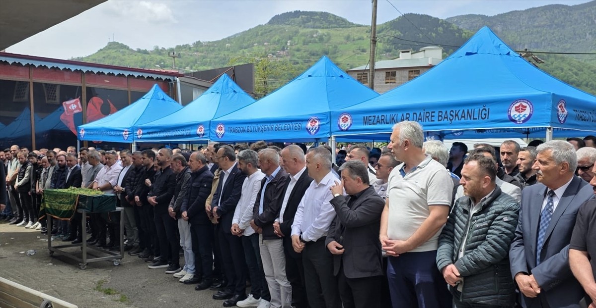 Trabzon'un Akçaabat ilçesinde denizde boğulan 14 yaşındaki Çınar Karbuz'un cenazesi, Düzköy...