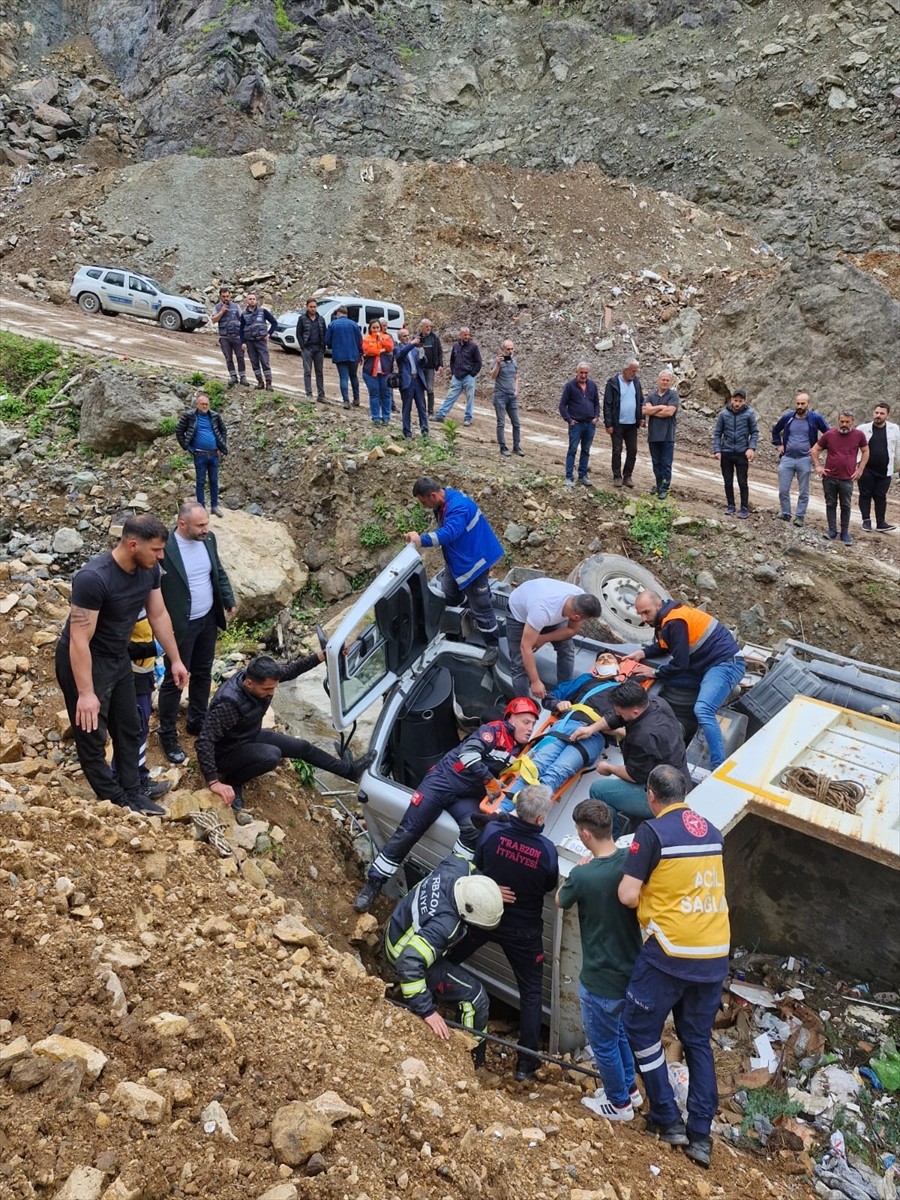 Trabzon'un Araklı ilçesinde şarampole devrilen kamyonun sürücüsü yaralandı. İhbar üzerine bölgeye...