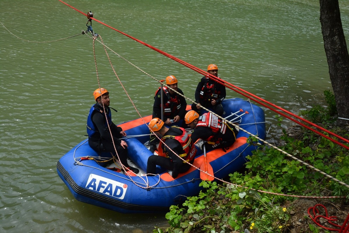 Trabzon'un Çaykara ilçesinde 6 gün önce dereye düşerek kaybolan 9 yaşındaki çocuğun cansız...