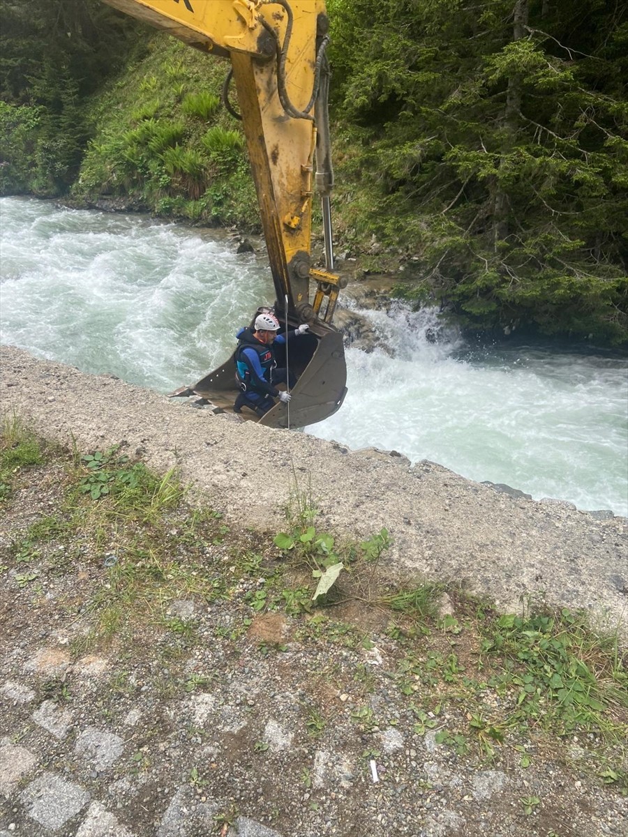 Trabzon'un Çaykara ilçesinde dereye düşen 9 yaşındaki çocuk için başlatılan arama çalışmaları 3....