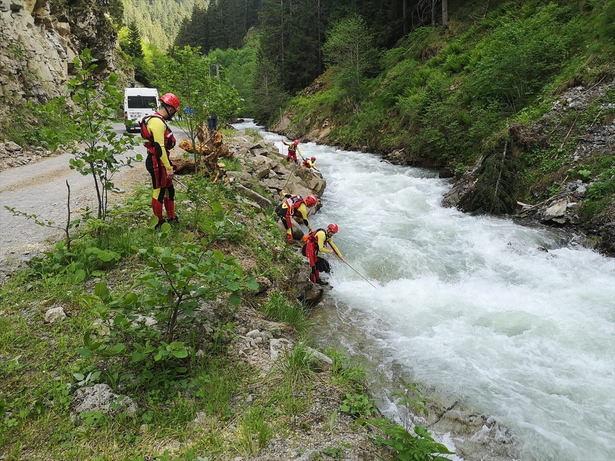 Trabzon'un Çaykara ilçesinde dereye düşen 9 yaşındaki yabancı uyruklu çocuk için arama çalışması...