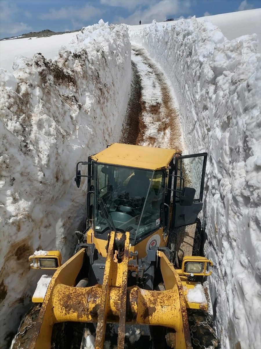 Trabzon'un Çaykara ilçesine bağlı Şekersu Yaylası yolunda iş makineleriyle karla mücadele...