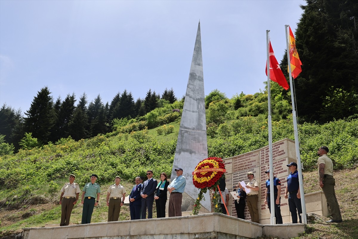 Trabzon'un Maçka ilçesinde, 22 yıl önce meydana gelen uçak kazasında hayatını kaybeden 62 İspanyol...