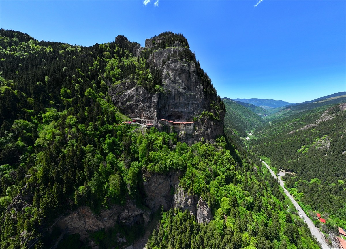 Trabzon'un Maçka ilçesindeki Karadağ'ın Altındere Vadisi'nde 300 metre yükseklikte kayalar...